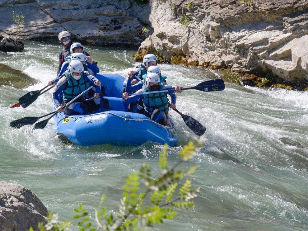 Un grupo de clientes haciendo una bajada de rafting este verano por el Gállego con mascarillas.