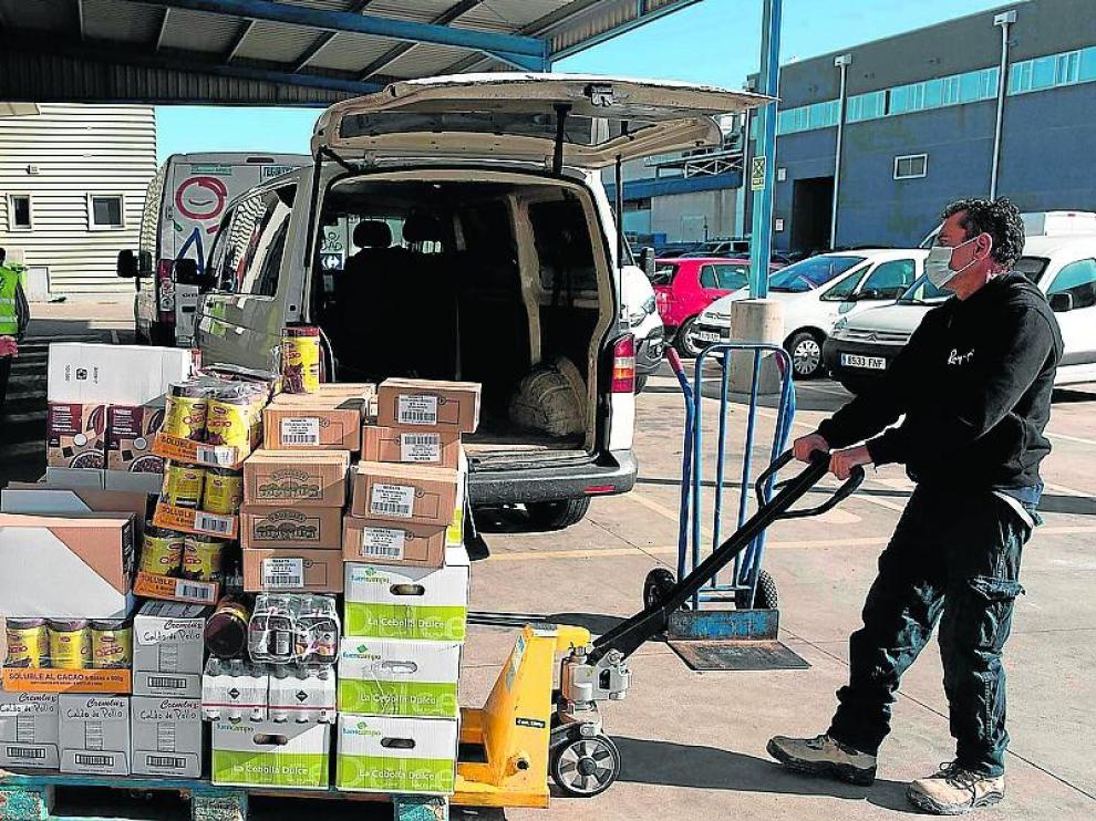 Una asociación recoge productos en el Banco de Alimentos de Zaragoza.