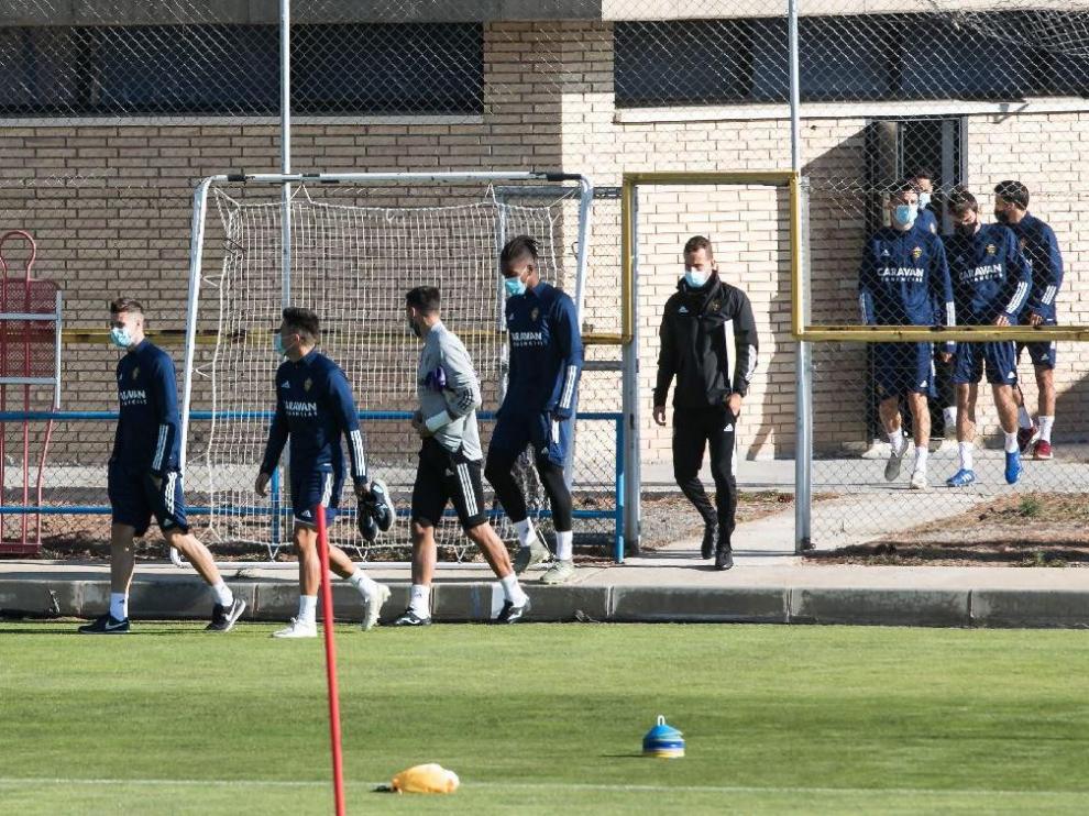 Los jugadores del Real Zaragoza salen de la sala de vídeo antes del ensayo del viernes.