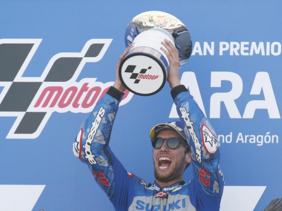 Álex Rins celebra su victoria en Motorland, a 17 kilómetros de Valdealgorfa, de donde tiene raíces familiares.