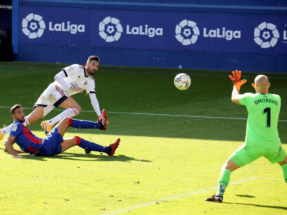 El delantero de Osasuna Enric Gallego lanza a las manos del portero del Éibar, Dimitrivic.