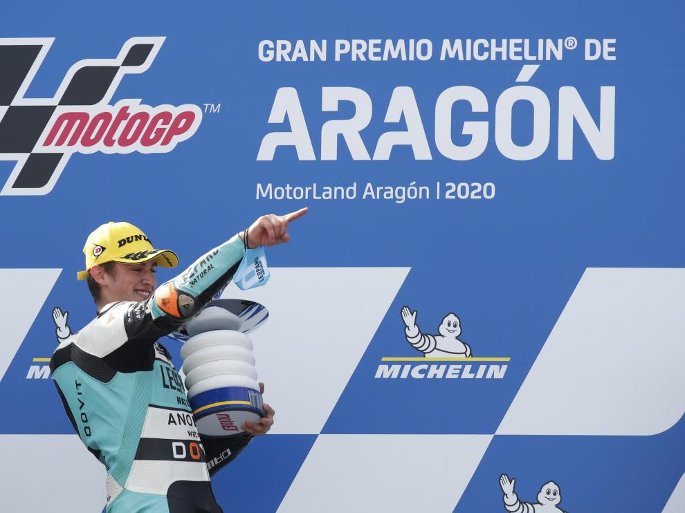 Jaume Masia celebra en el podio de Motorland su gran remontada en Moto3.