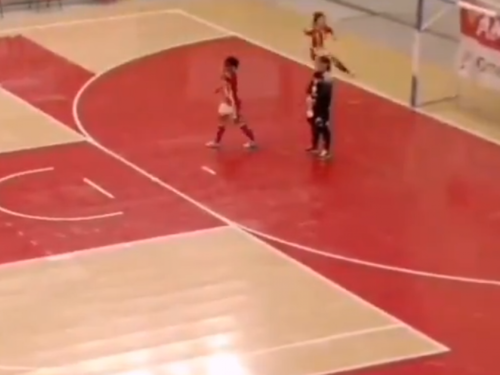 Momento en el que el Sala Zaragoza anota el polémico gol.