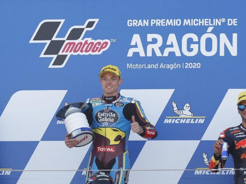 Sam Lowes, ganador de la carrera de Moto2, celebra el éxito en el podio de Motorland.