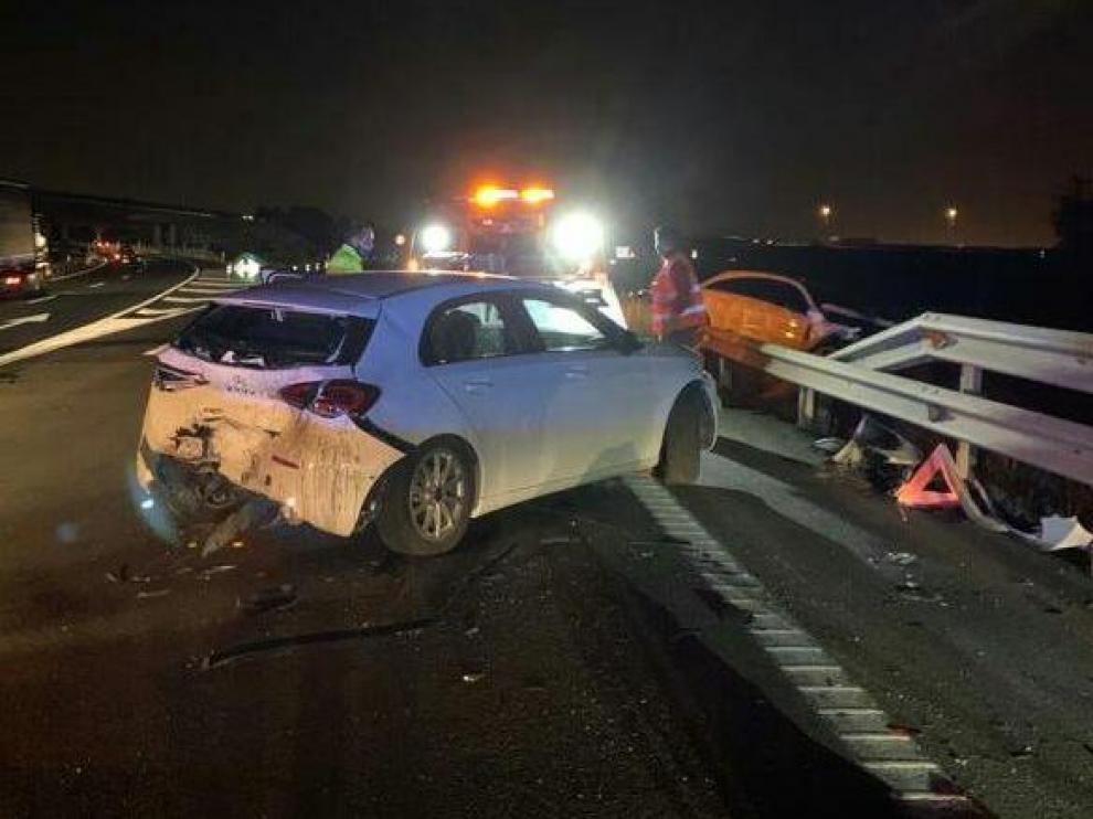 Uno de los vehículos accidentados, sobre la calzada.