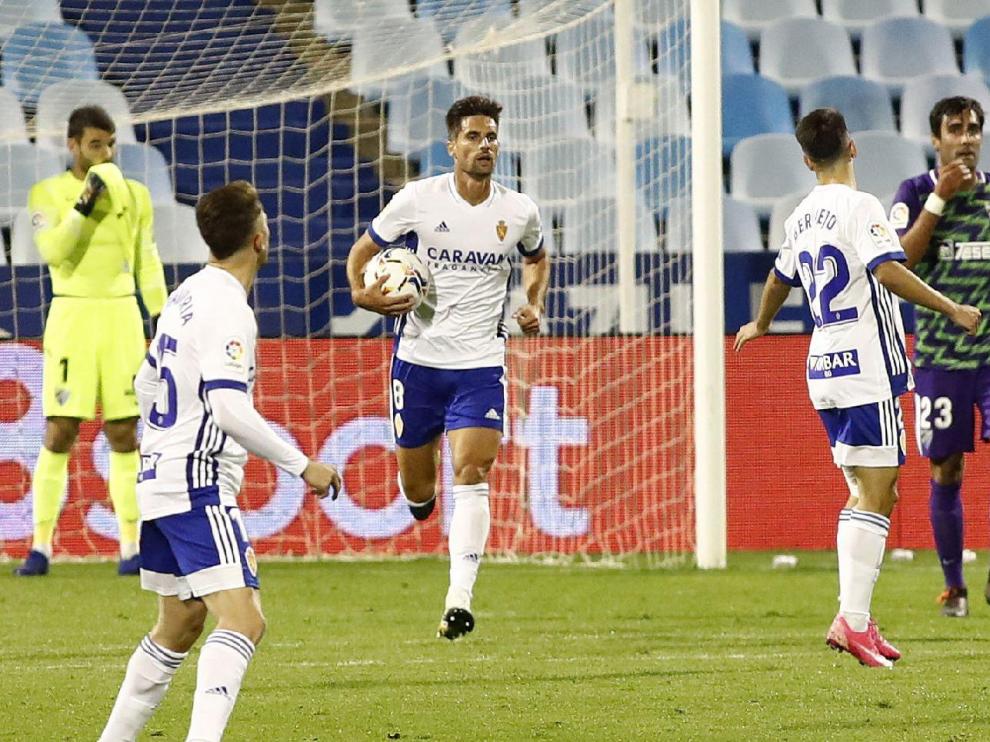 Adrián González, con el balón, tras marcar el inútil 1-2 del final del partido.