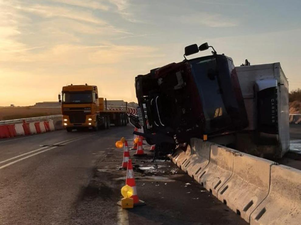Imagen del camión que ha volcado esta madrugada en la N-232, a la altura de Pedrola (Zaragoza).