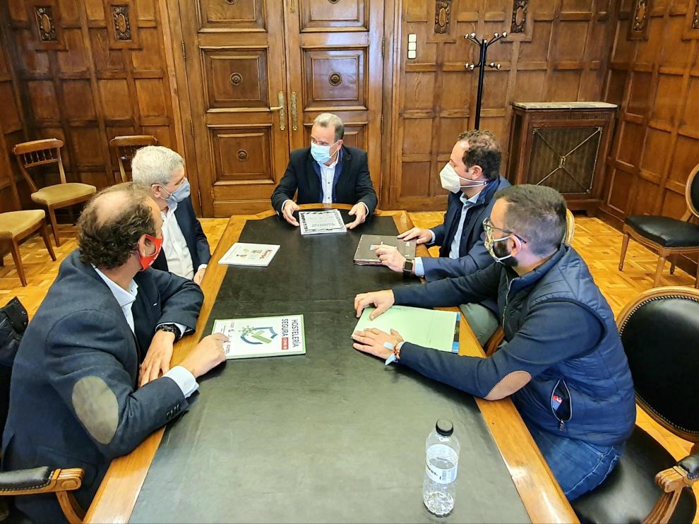 Sánchez Quero se reúne con los representantes de la Federación de Empresarios de Hostelería de Zaragoza