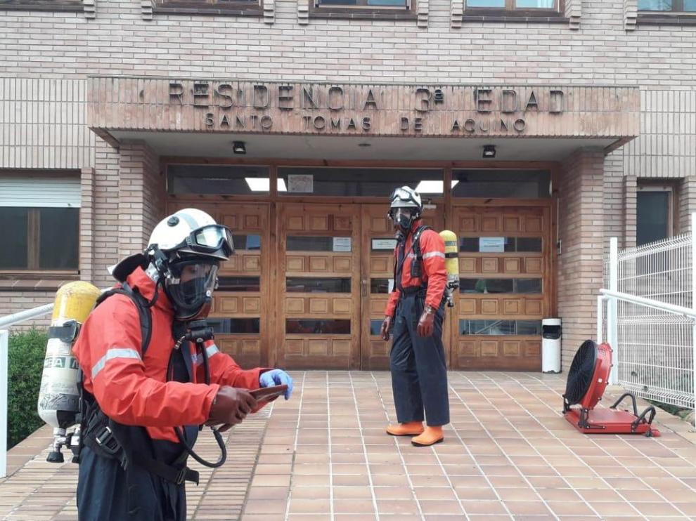 Imágenes de la desinfección de la residencia Santo Tomás realizada por los bomberos de la Diputación de Zaragoza en abril.