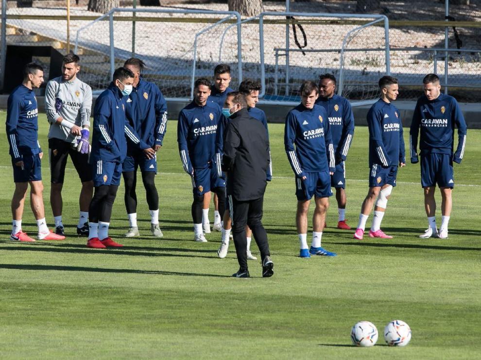 Rubén Baraja da indicaciones a los jugadores en el entrenamiento del Real Zaragoza antes de partir hacia Leganés.