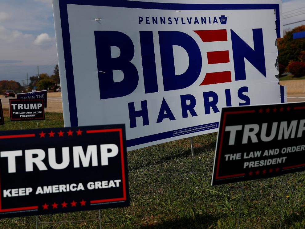 Carteles a favor de Trump y de Biden en Monroeville, Pensilvania.