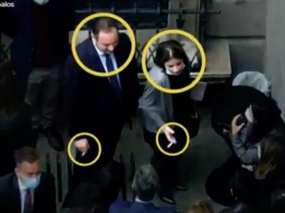 Imagen de Ábalos y Lastra fumando en el patio del Congreso.