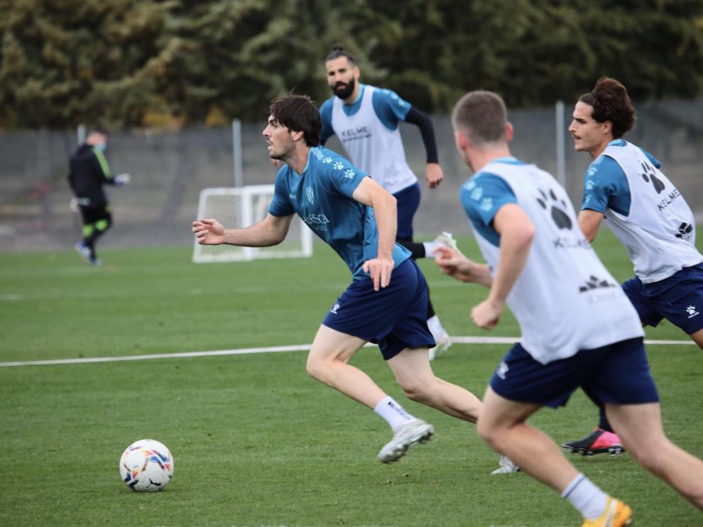 Eugeni conduce la pelota durante el entrenamiento de este jueves.