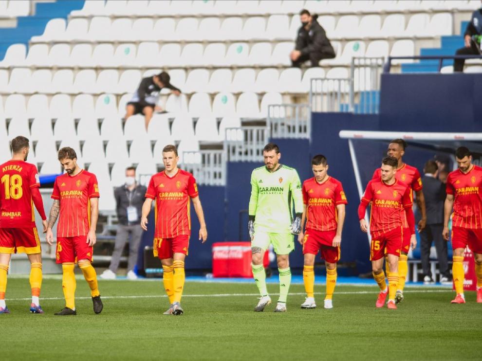 Los jugadores del Real Zaragoza, anteayer jueves, al salir al campo antes de comenzar su partido en Leganés.