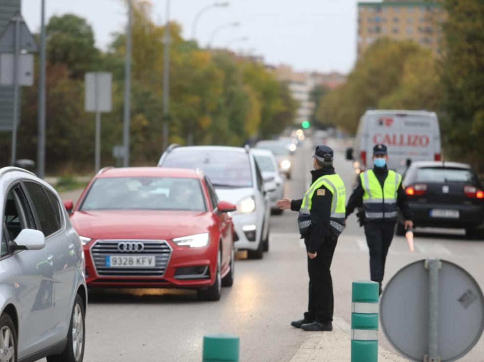 Control de la Policía Local para garantizar el cumplimiento del confinamiento de la ciudad de Huesca.