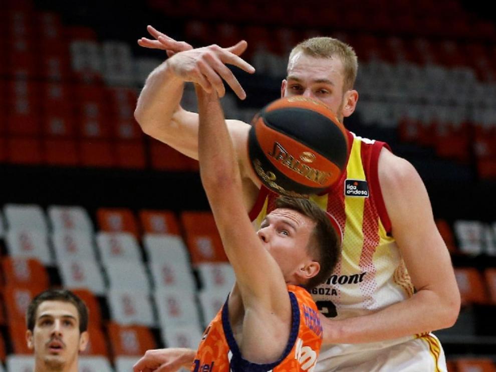 El base islandés serbio del Valencia Basket, Martin Hermansson, disputa un rebote a su compatriota el pivot islandés del Casademont Zaragoza, Tryggvi Hlinasson