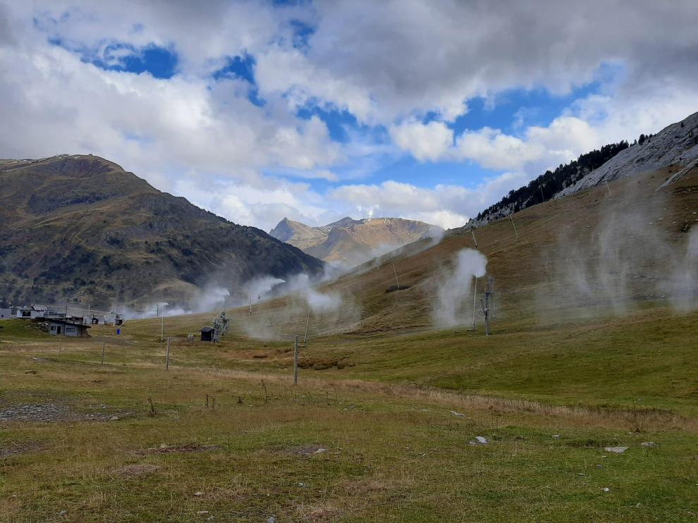 La estación de Candanchú ha realizado esta semana pruebas de los cañones de nieve artificial.