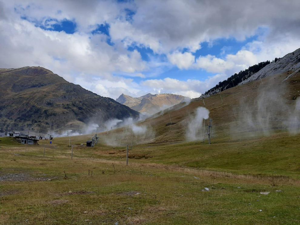 La estación de Candanchú ha realizado esta semana pruebas de los cañones de nieve artificial.