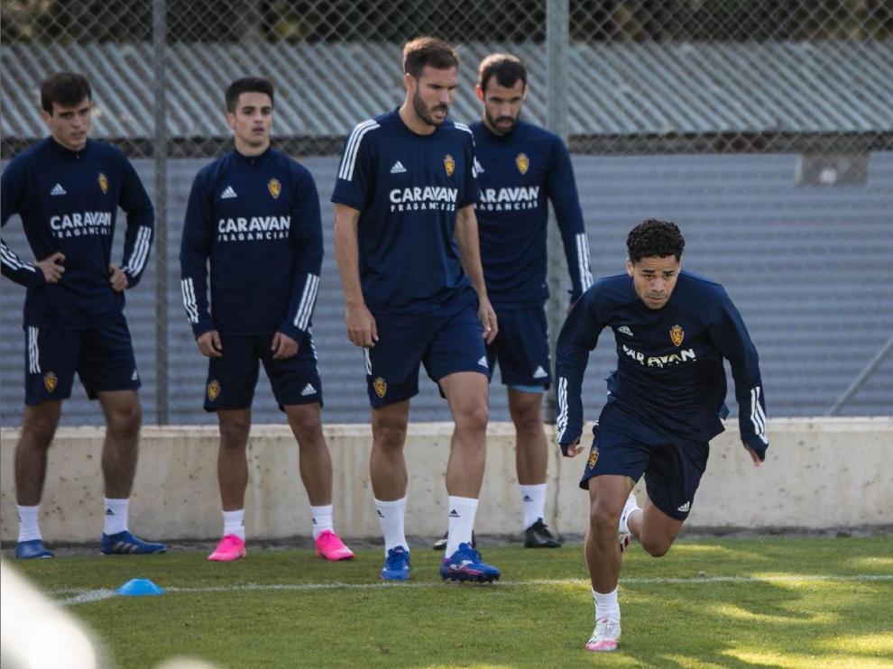 Raí Nascimento, arranca en carrera ante Guitián, Atienza, Bermejo y Francho en el entrenamiento de anteayer.