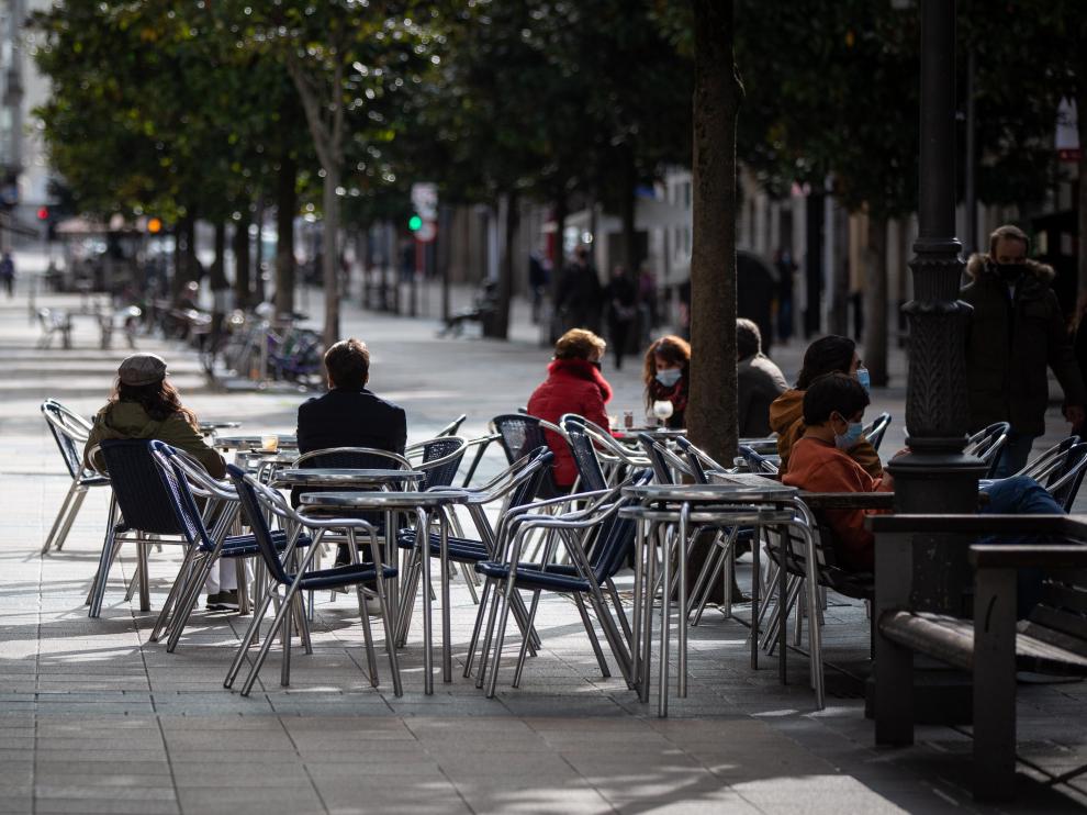 Ambiente en la terraza de un establecimiento del centro de Vitoria