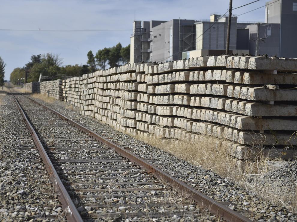 Traviesas de hormigón amontonadas en las inmediaciones de la estación de Plasencia del Monte desde hace más de un año.
