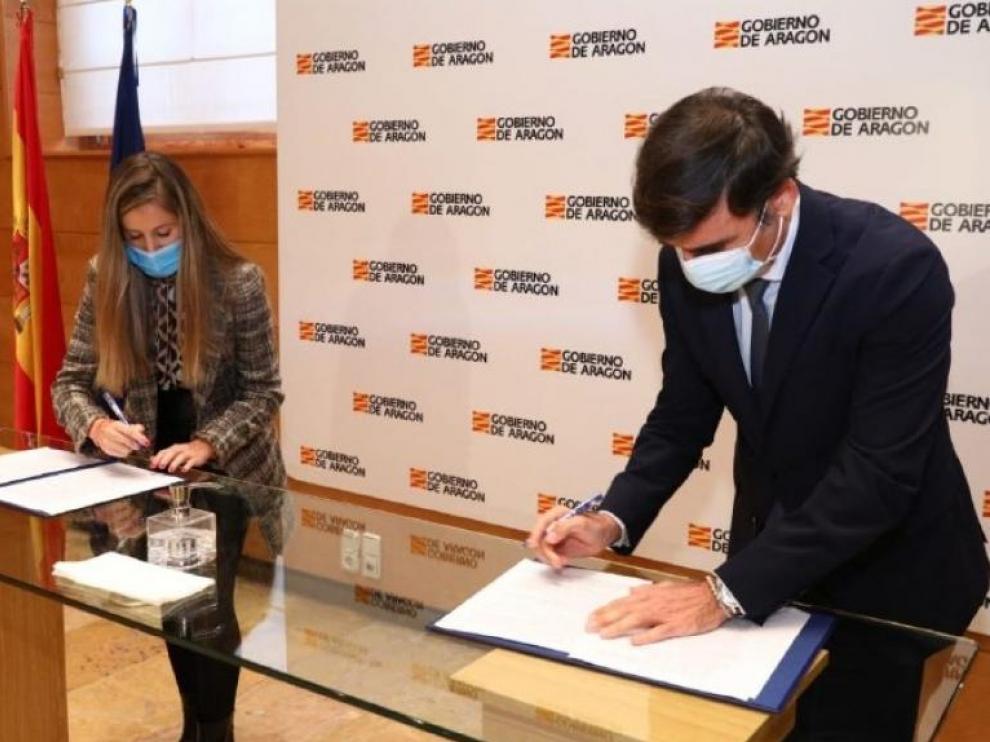 La directora de Itainnova, Esther Borao, y el director del IIS, Carlos López, han firmado este lunes un convenio de colaboración para los próximos cuatro años.