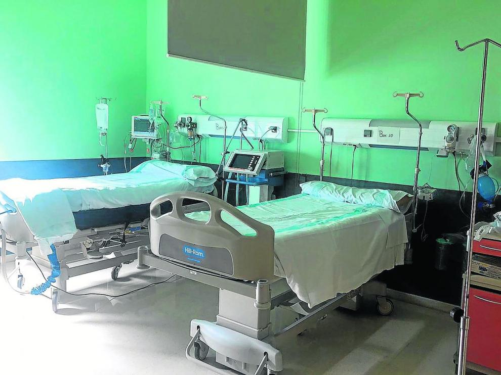 Dos de las camas uci que se han habilitado como refuerzo en la planta de Cirugía del Hospital Nuestra Señora de Gracia de Zaragoza.