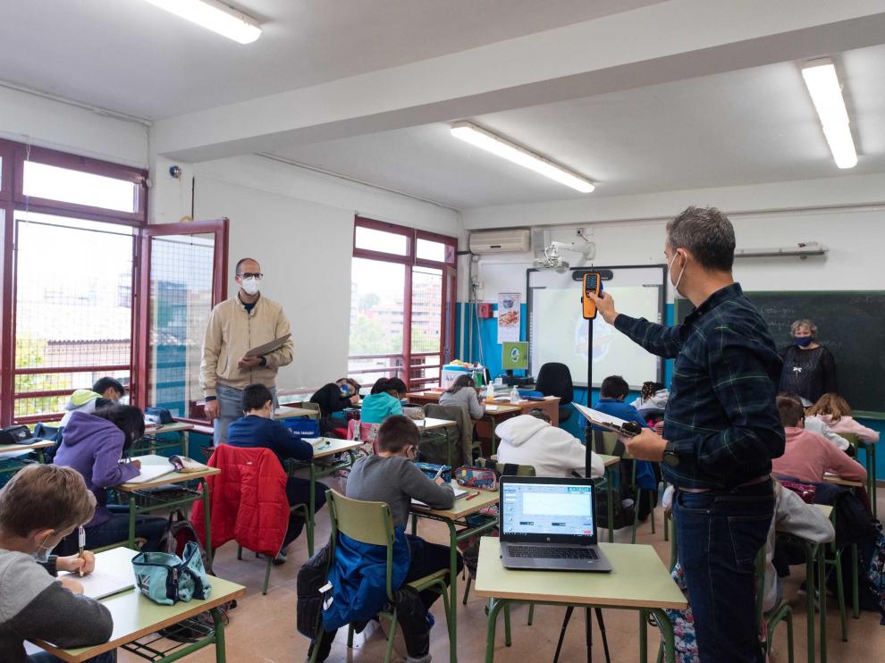 Medición de los niveles de CO2 en un aula del colegio Basilio Paraíso de Zaragoza para comprobar si está bien ventilada.