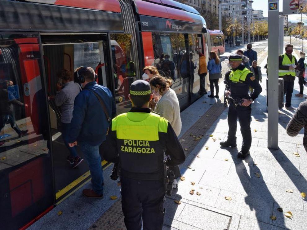 La Policía Local ayuda a los inspectores del tranvía en el control de aforos.