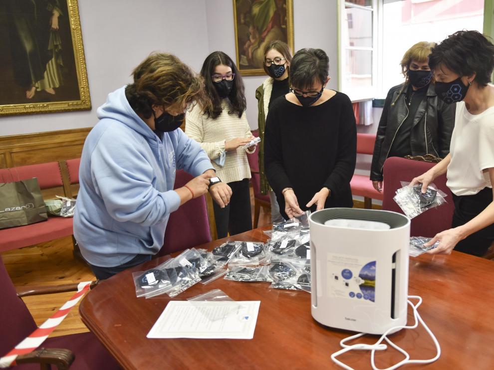 Momento de la entrega de las mascarillas y de purificadores por parte de la Amypa al IES Ramón y Cajal de Huesca.