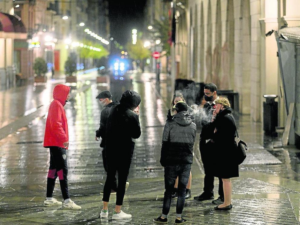 Viandantes ‘despistados’ en los Porches de Huesca, poco después de activarse la restricción