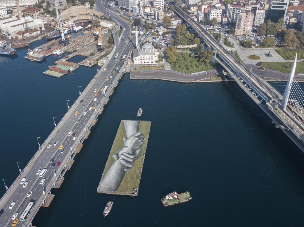 Vista aérea de uno de los grafiti en una plataforma flotante en medio del estrecho del Bósforo que conecta ambos continentes.
