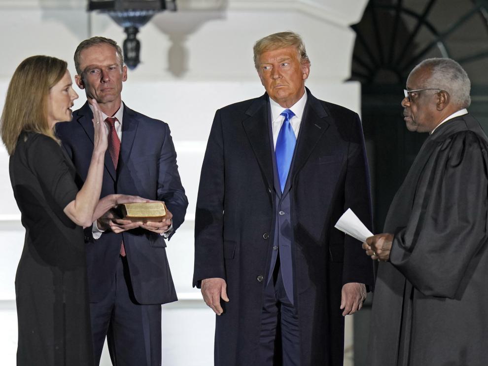 Amy Coney Barrett jura como nueva juez del Supremo en presencia de Trump.