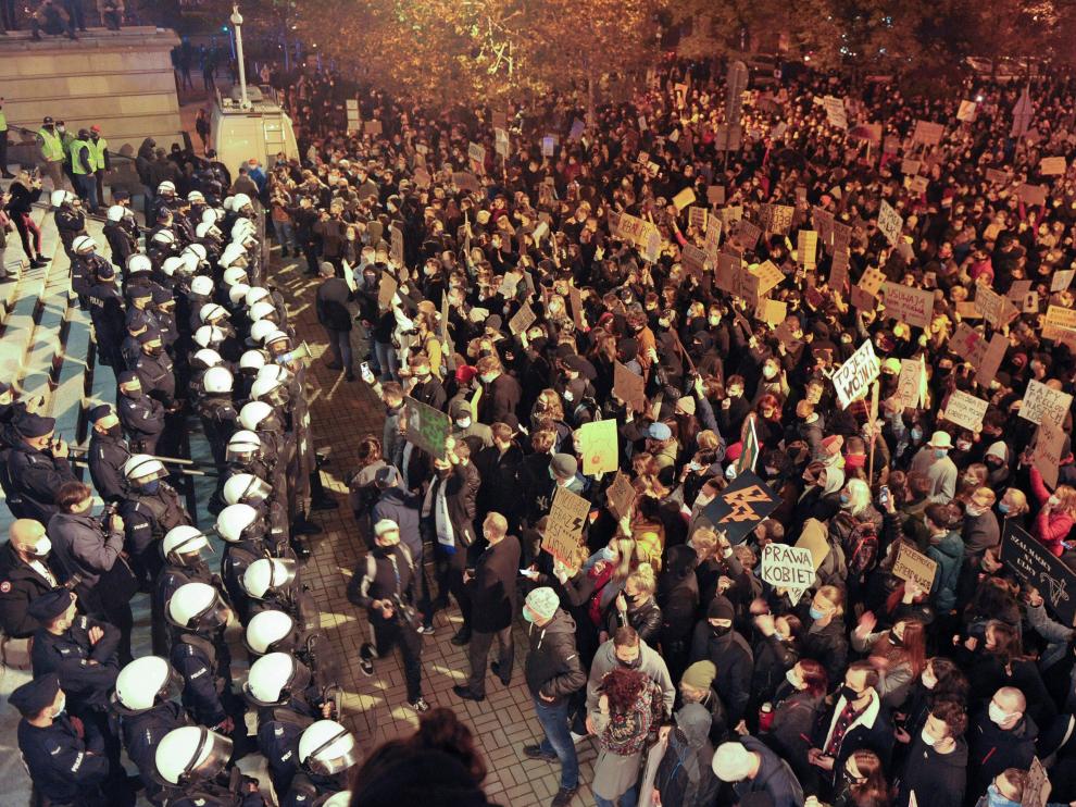 Multitudinaria protesta contra la ley del aborto frente a la catedral de Katowice.