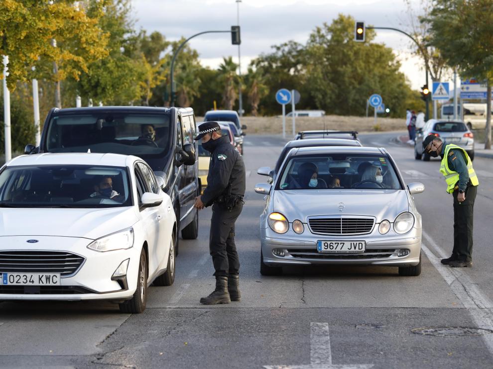 Control policial en una ciudad española para asegurar el cumplimiento de las normas contra la pandemia.