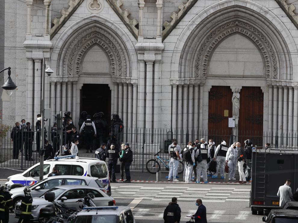 Fuerzas policiales y de seguridad, en la puerta de la iglesia tras el atentado.