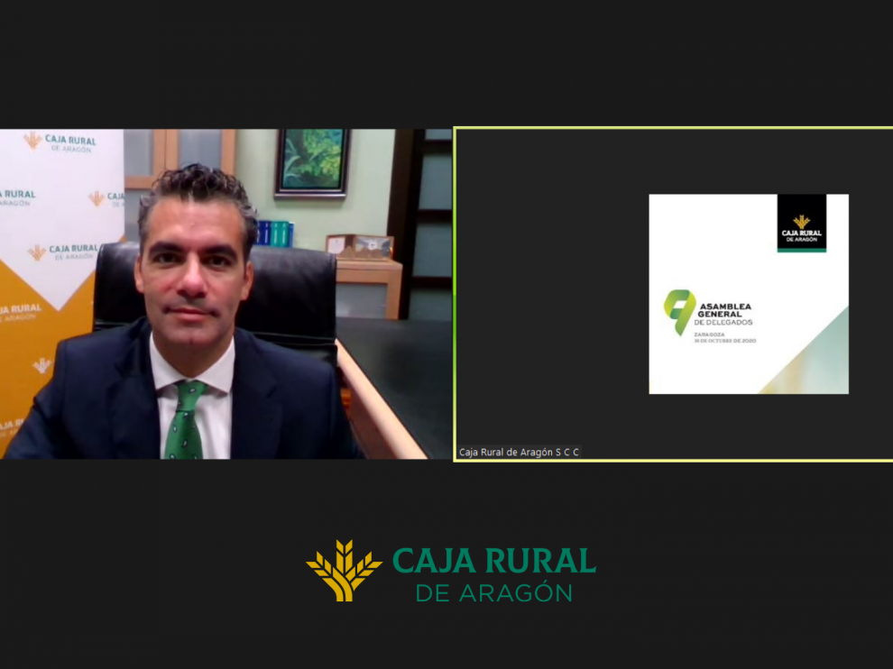 Luis Ignacio Lucas, director general de Caja Rural de Aragón en el inicio de la Asamblea General.