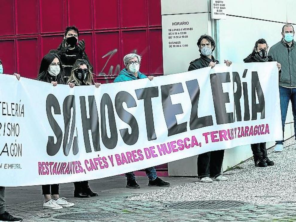Segundo día de protestas. Los sectores de la hostelería y el ocio nocturno volvieron a concentrarse ayer frente al palacio de La Aljafería para exigir soluciones ante la dramática situación que atraviesan sus negocios.