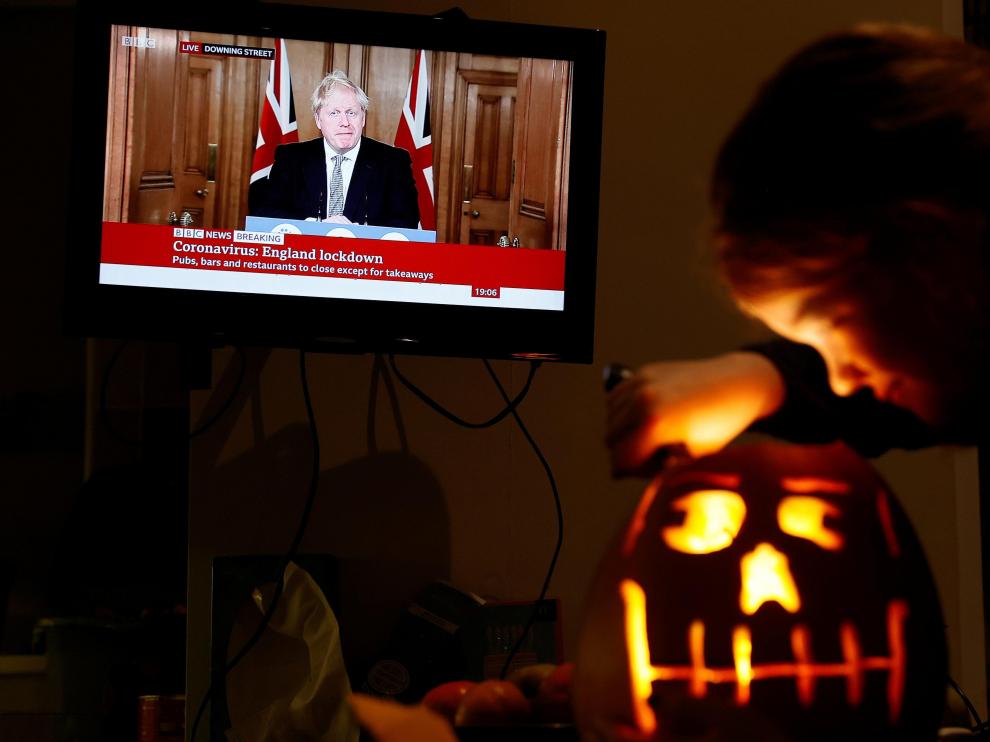 Alice Wilkinson, de 8 años, durante la comparecencia del primer ministro Johnson por televisión.