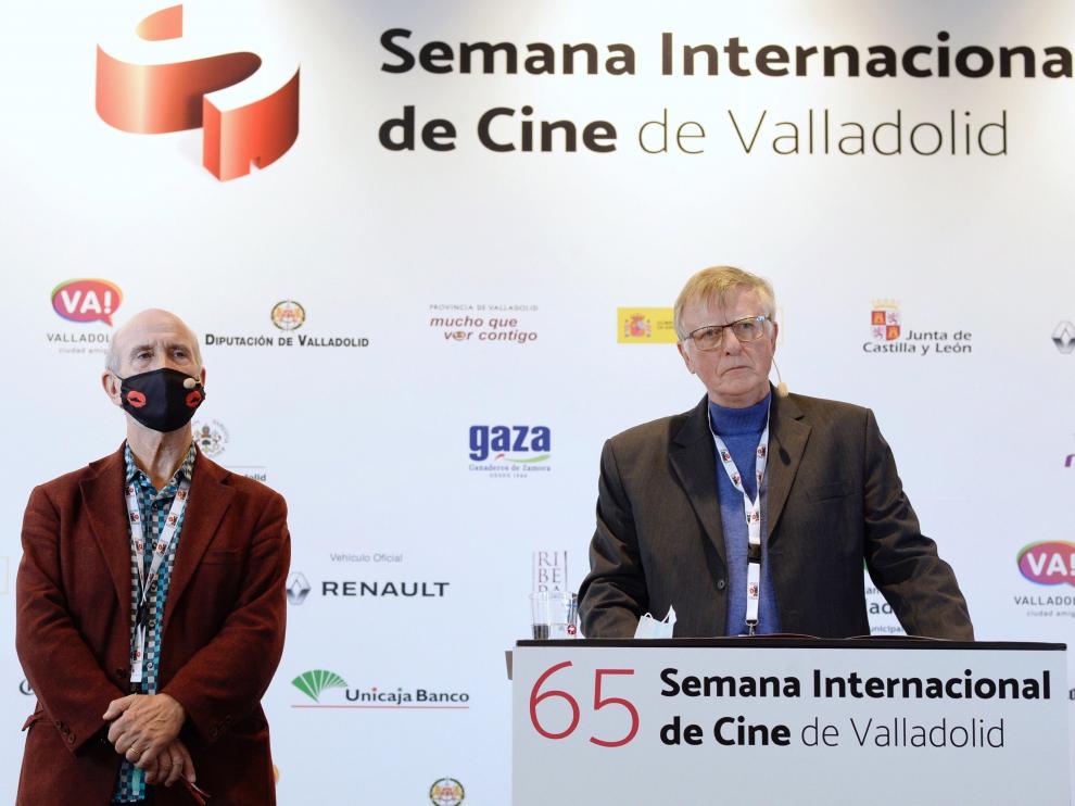 El presidente del jurado internacional de la Seminci, Peter Beale, acompañado del director del mismo, Javier Angulo, lee el palmarés