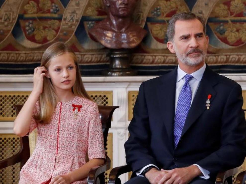 Leonor aún no se ha estrenado en un acto en solitario. En este aparece junto a su padre el año pasado en el quinto aniversario de su reinado