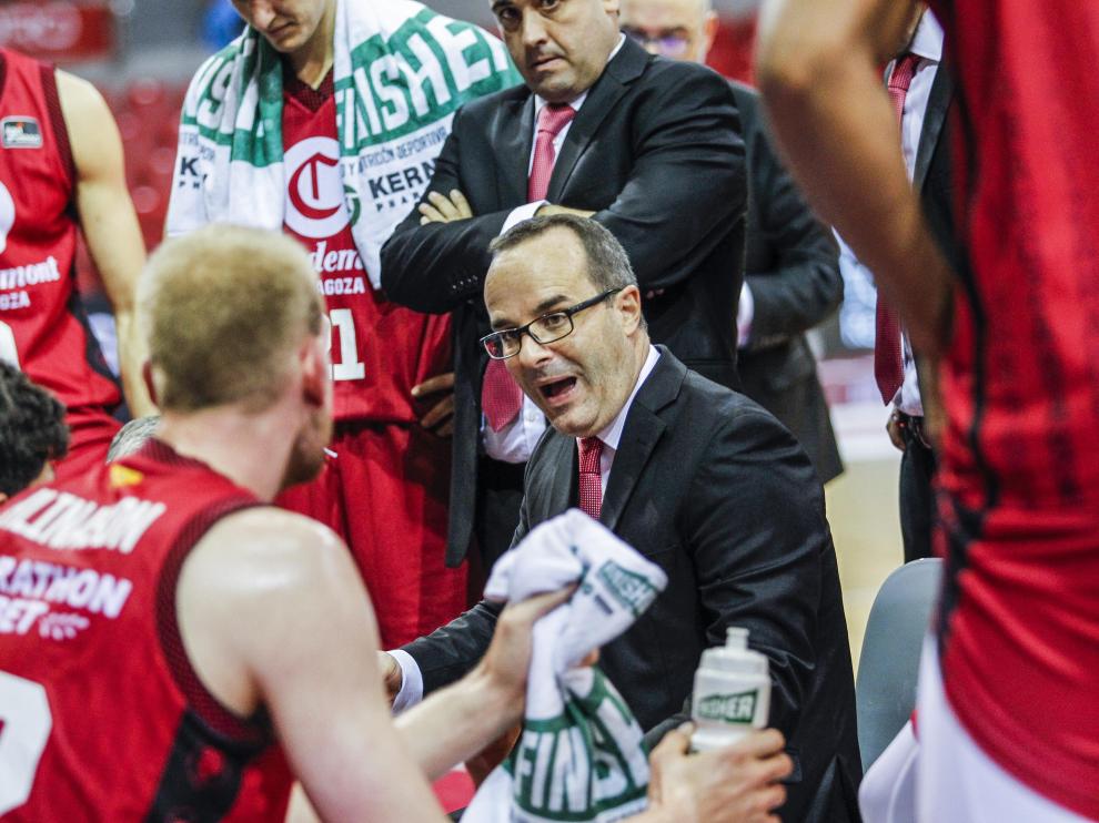 Diego Ocampo, entrenador del Casademont Zaragoza, da instrucciones a sus jugadores.