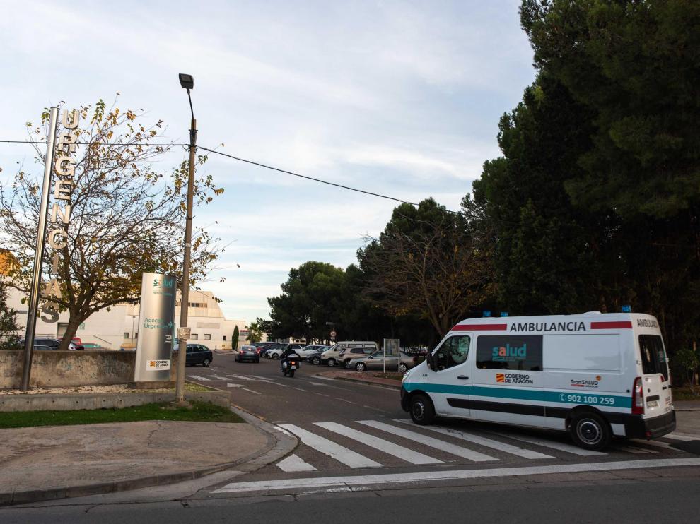Una ambulancia llega al servicio de Urgencias del hospital Royo Villanova de Zaragoza.