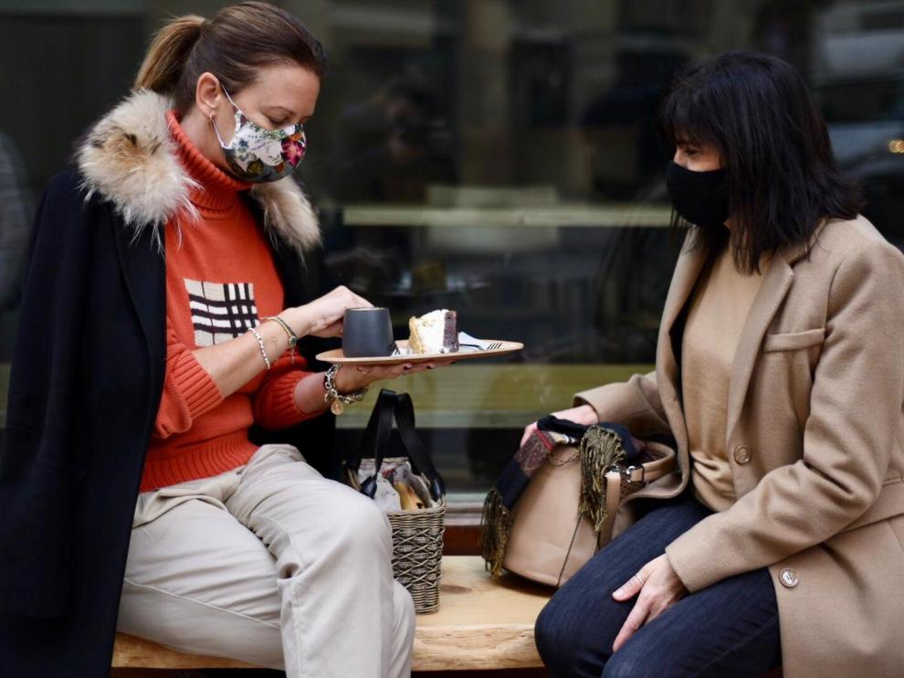 Los bancos de la plaza del Justicia se han convertido en una improvisada terraza para tomar café.