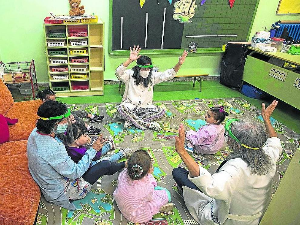 Maestras junto a parte de sus alumnos de infantil en el colegio Tío Jorge de Zaragoza.