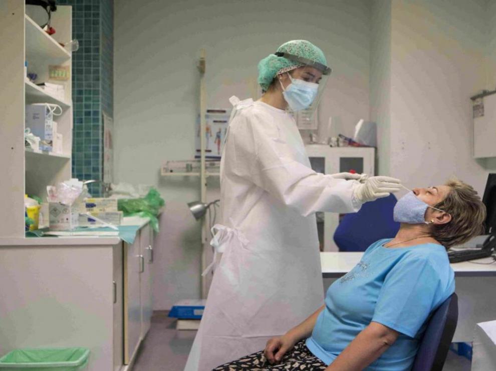 Gente realizándose la prueba PCR en el centro de salud San José de Zaragoza.