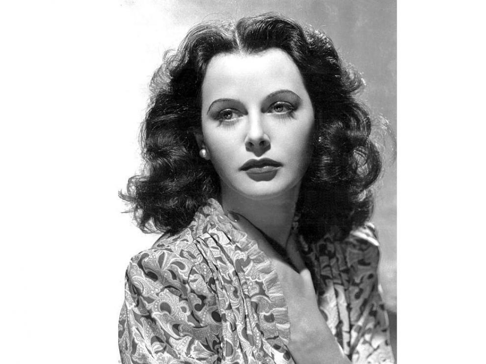 Hedy Lamarr inventó el espectro ensanchado, precursor de las comunicaciones inalámbricas, además de ser actriz.
