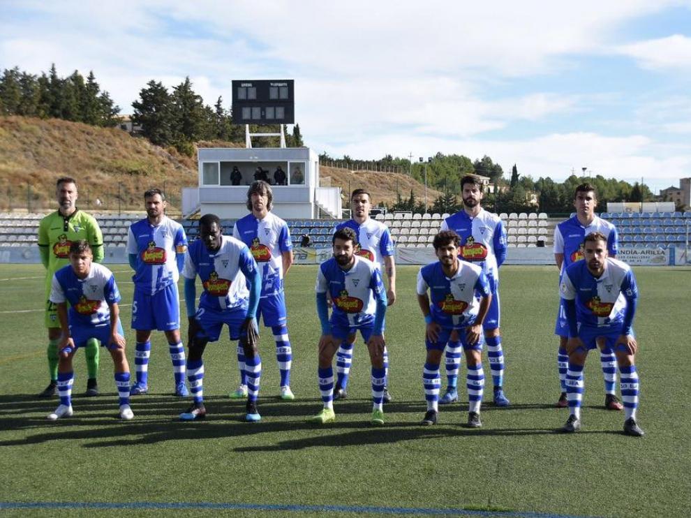 Los jugadores titulares de la SD Ejea instantes previos a la disputa del partido.