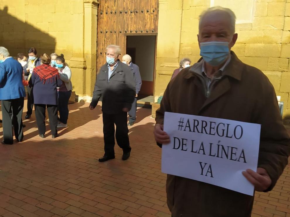 Los vecinos se han concentrado a las 12.00 en la plaza para protestar por los apagones.