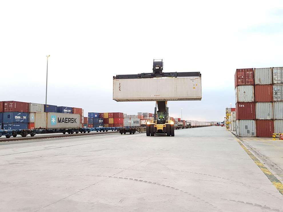 Trasiego de contenedores en la Terminal Intermodal de Mercancías de Monzón, que contará con uno de los diez apartaderos de 750 metros que sufragará el puerto de Barcelona.